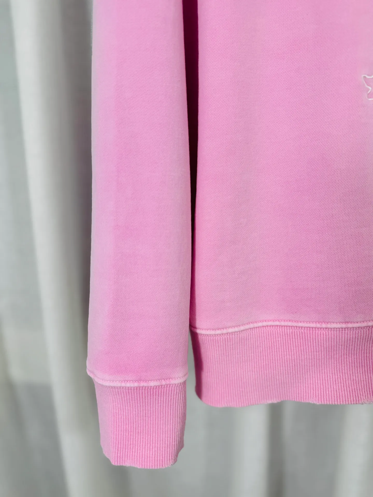 P280 top version, real shot without P, ​​different from market currency) 𝗖𝗵𝗿𝗼𝗺𝗲 𝗛𝗲𝗮𝗿𝘁𝘀/Cro Heart 2025 washed patch embroidery autumn and winter new original single counter American laser burnt 3D three-dimensional color embroidery couple casual sweatshirt 👑The highest version! Customized fabric 430g tripe terry fabric! American acid-washed and distressed original fabric laser burnt ✟appliqué embroidery and exquisite embroidery of letters! The best-selling model in the counter, very comfortable to wear. Accessories: original molded and authenticated collar label➕100% silk wash label. Genuine purchase-grade original hangtag➕matching hanging rope➕3D hanging beads➕original packaging bag. Craftsmanship: The original version has consistent wiring! The highest version of the armhole matching technique! Color: Pink Black Size: S M L XL Style No.: 9332